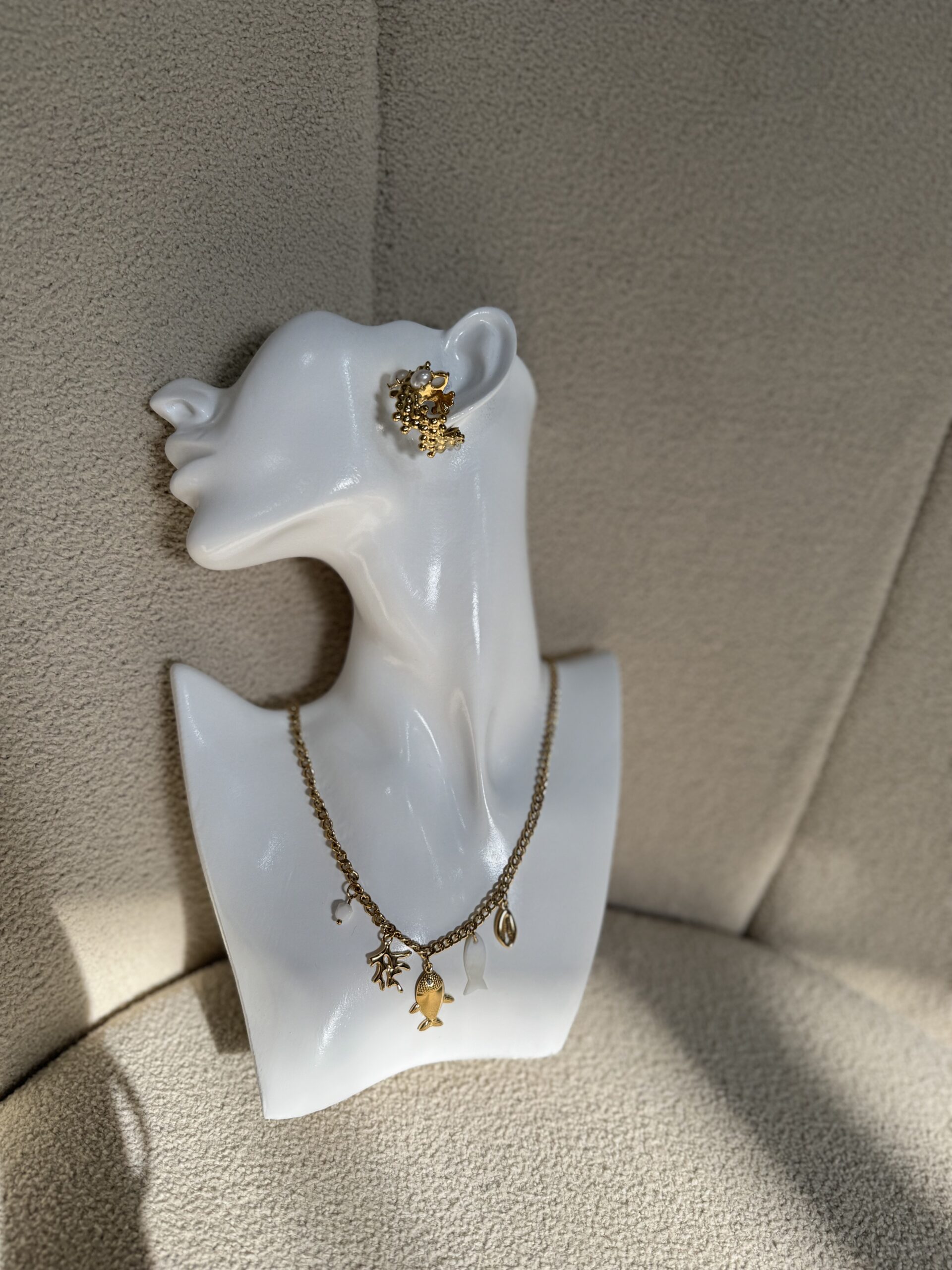 Collier Hwita