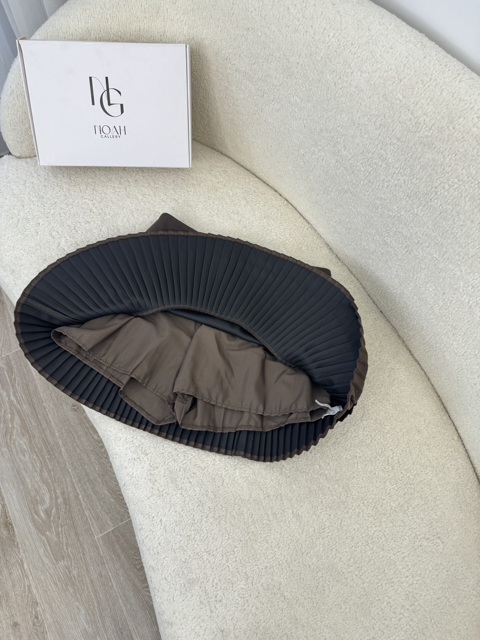 Jupe Courte À Plis Marron – Image 2