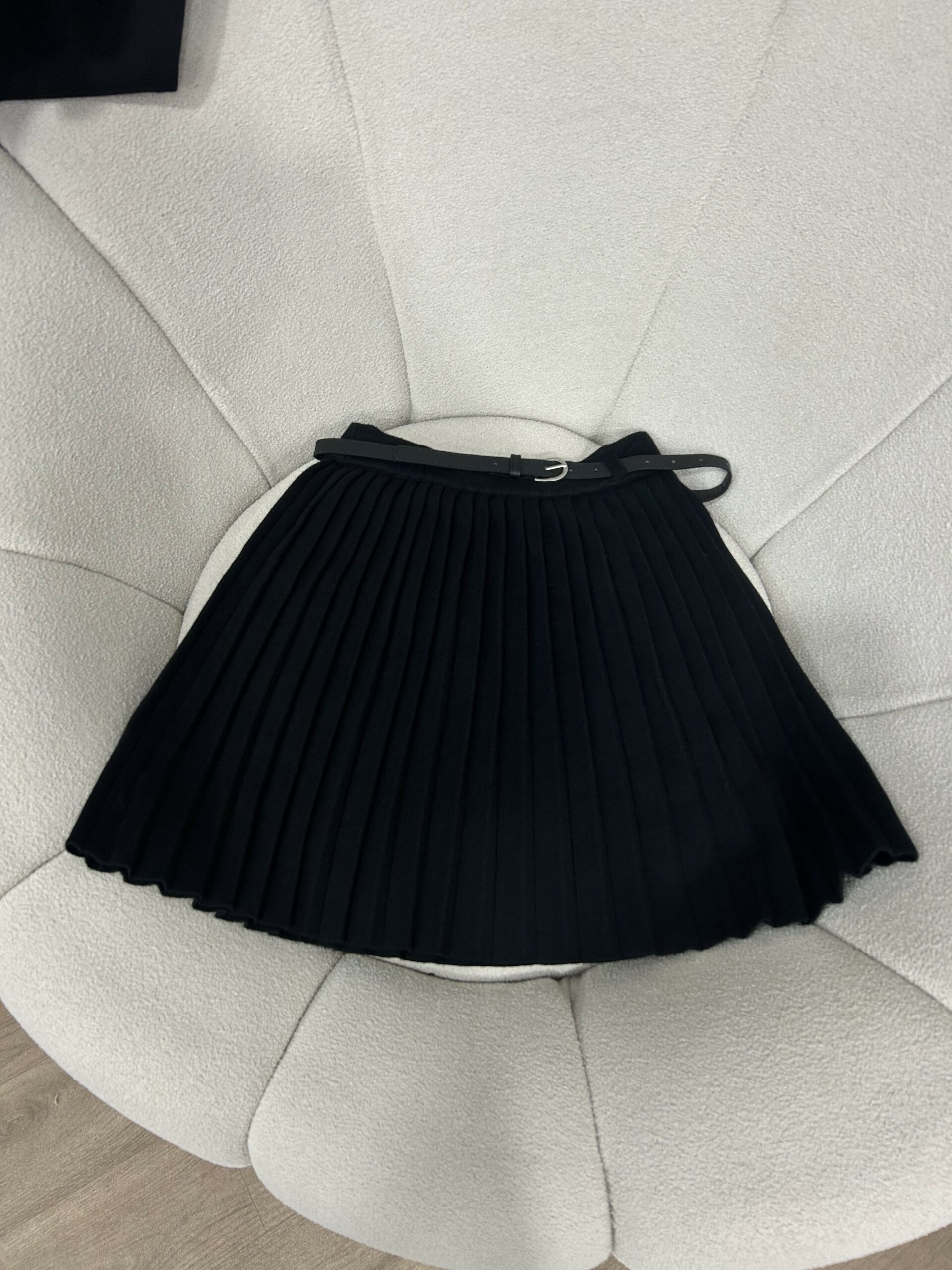 Jupe Noir Plissé Chic – Image 4